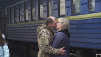 Pożegnania na dworcu w Zaporożu. Kolejne osoby uciekają przed wojną