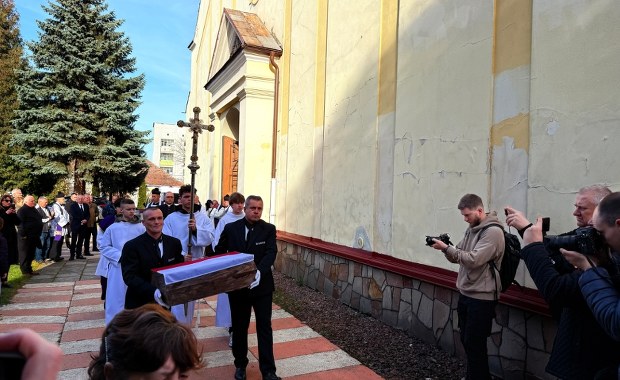 Pożegnanie bohaterów. 31 polskich obrońców Lwowa spoczęło w Mościskach