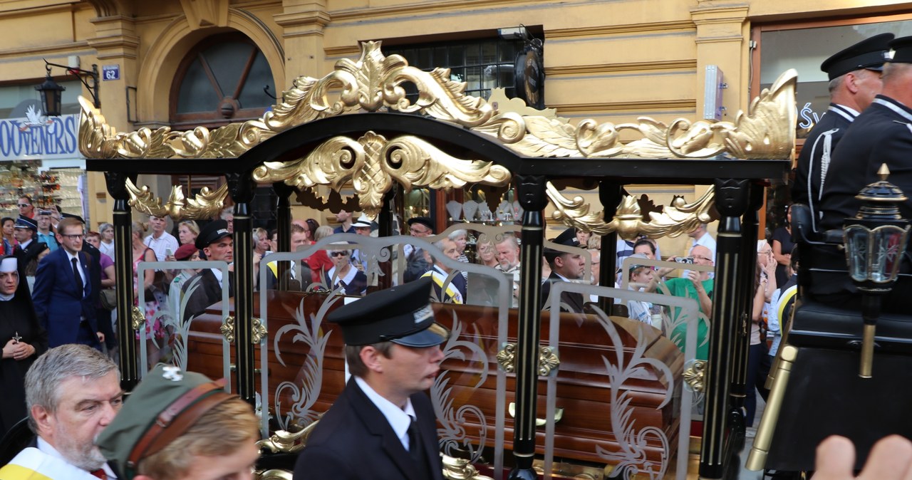 Pożegnanie kard. Macharskiego: kondukt wyruszył na Wawel