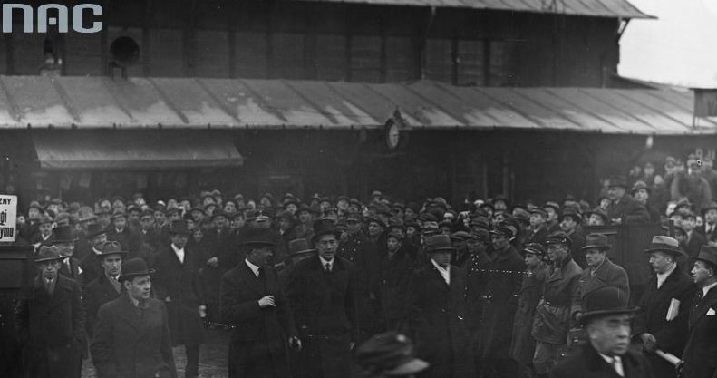 Pożegnanie na Dworcu Głównym. W środku od lewej idą: minister Anthony Eden, minister Józef Beck (w cylindrze) /Z archiwum Narodowego Archiwum Cyfrowego