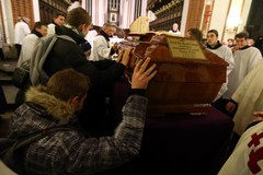 Pożegnanie prymasa Glempa. Kondukt z trumną dotarł do archikatedry warszawskiej św. Jana Chrzciciela