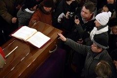 Pożegnanie prymasa Glempa. Kondukt z trumną dotarł do archikatedry warszawskiej św. Jana Chrzciciela