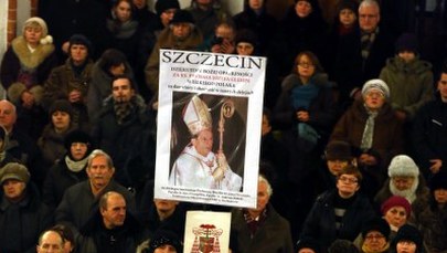 Pożegnanie prymasa Glempa. Kondukt z trumną dotarł do archikatedry warszawskiej św. Jana Chrzciciela