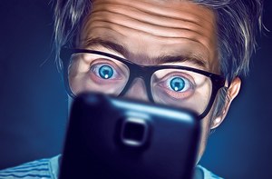 Pożera czas i oczy. Jak korzystać ze smartfona, żeby nie stracić wzroku?