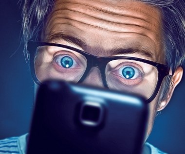 Pożera czas i oczy. Jak korzystać ze smartfona, żeby nie stracić wzroku?