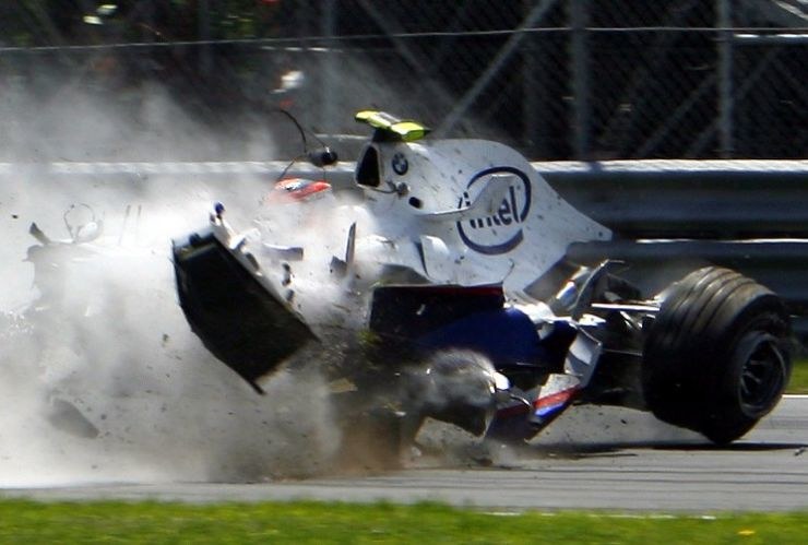 Poziom bezpieczeństwa w F1 znacznie się podniósł. Kubica z tego wypadku w Kanadzie wyszedł niemal bez szwanku. /AFP