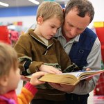 Poziom czytelnictwa w Polsce wciąż niski. Do czytania chce zachęcić Polaków Biedronka