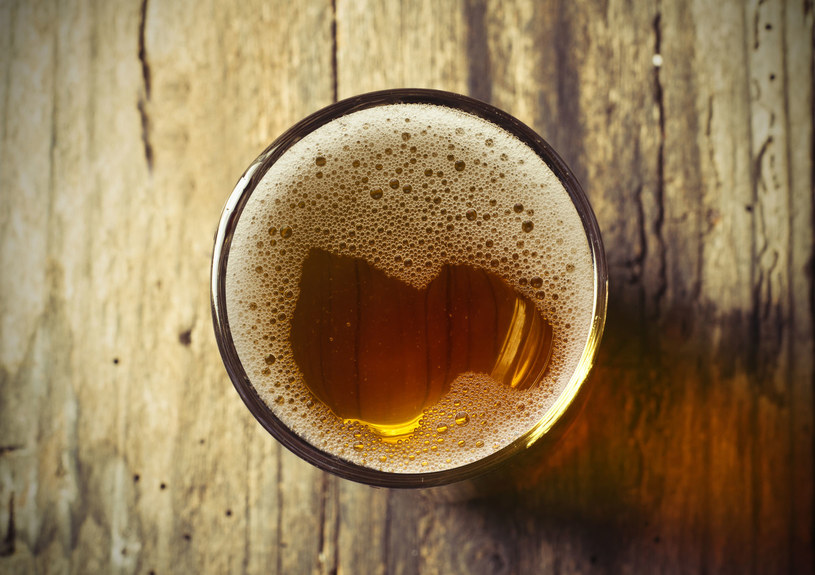 Poziom dobrego cholesterolu u osób pijących piwo regularnie spada wolniej, niż u absytentów /123RF/PICSEL