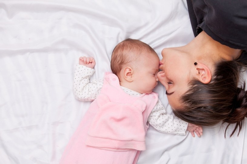 Poziom kortyzolu (hormonu stresu) we krwi matek i dzieci śpiących razem jest niższy /123RF/PICSEL