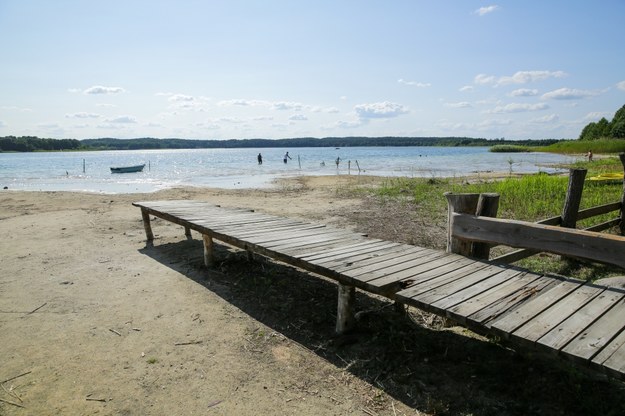 Poziom wody w jeziorze Świętajno obniżył się o blisko 1,5 metra, brzeg cofnął się nawet o kilkadziesiąt metrów / 	Tomasz Waszczuk    /PAP