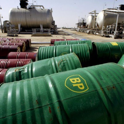 Poziom zapasów ropy wzrósł i wpłynął na spadek cen poniżej poziomu 80 USD za baryłkę /AFP