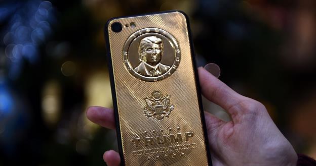 Pozłacany iPhone 7 z podobiznę prezydenta elekta Donalda Trumpa za 197 000 rubli (ok. 2755 /AFP