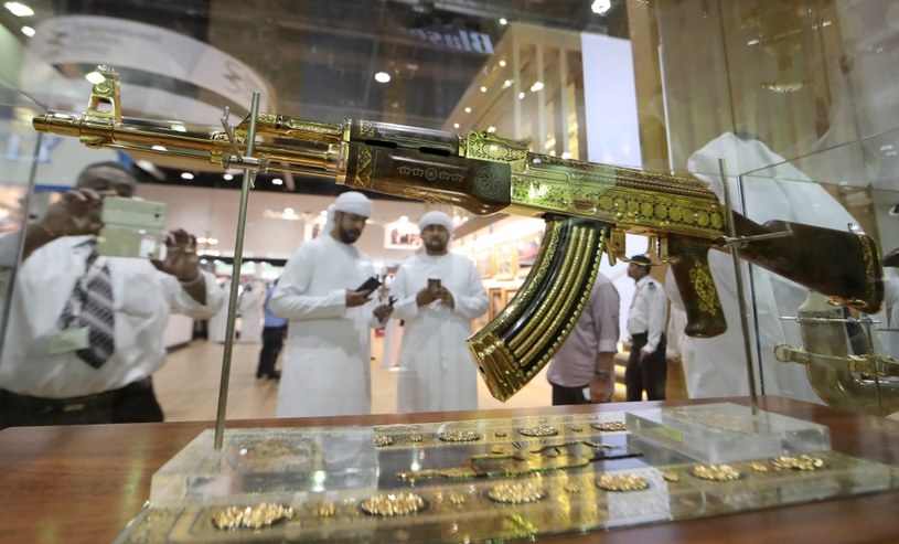 Pozłacany, ozdobiony kamieniami szlachetnymi karabinek AK na wystawie w Abu Dhabi /AFP