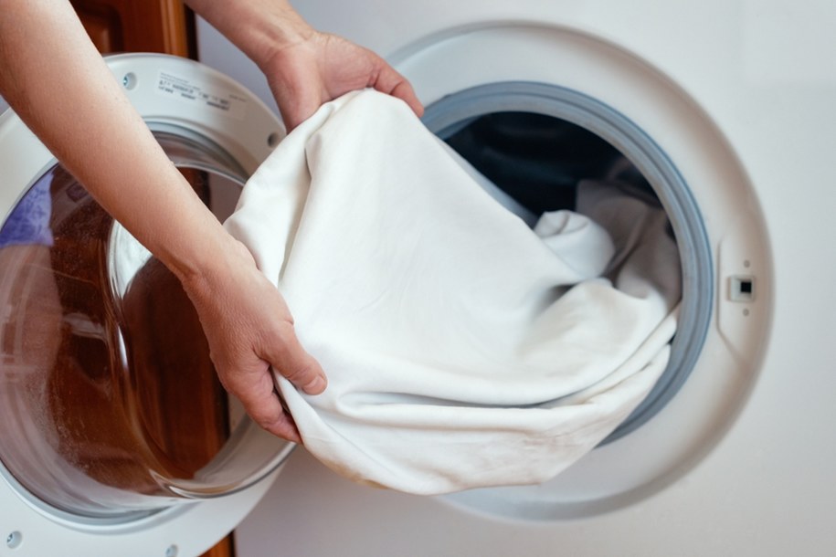Poznaj domowe sposoby na szare pranie /Shutterstock
