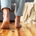 Poznaj domowy peeling do stóp. Sposób na gładkie pięty bez wizyty u podologa