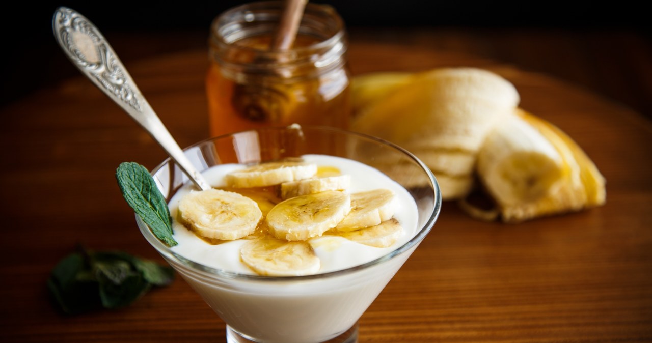 Poznaj domowy sposób na gładkie pięty. Prosty przepis z bananem, jogurtem i miodem zaskakuje! /123RF/PICSEL