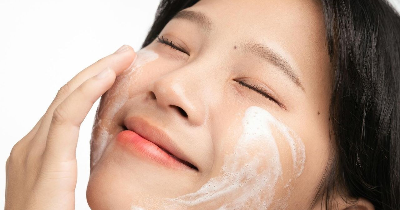 Poznaj koreańskie sekrety młodej, promiennej skóry. Odkryj ich rutynę i domowy przepis na maseczkę /Moni Rathnak /Pexels.com