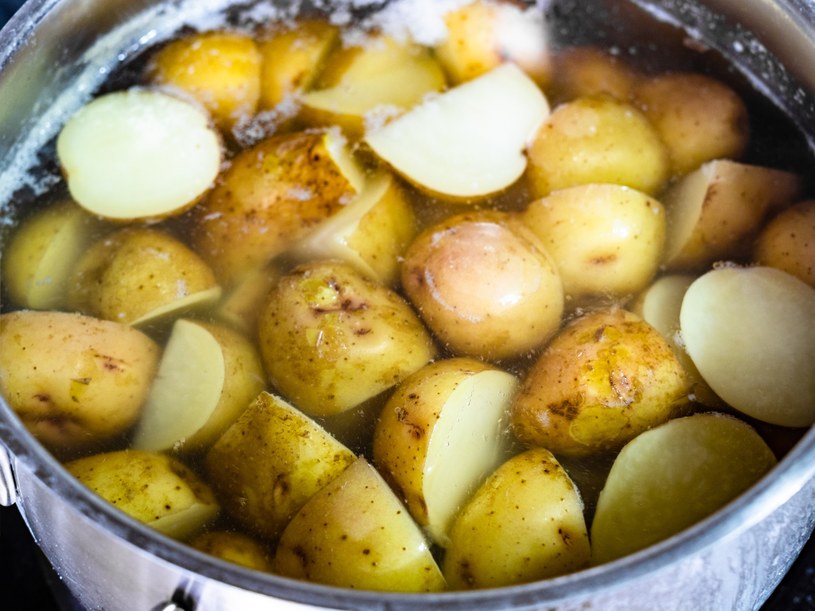 Poznaj nieoczywiste dodatki do gotowania ziemniaków /123RF/PICSEL