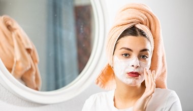 Poznaj przewagę zabiegów z retinolem nad kremem czy serum. Różnica jest porażająca