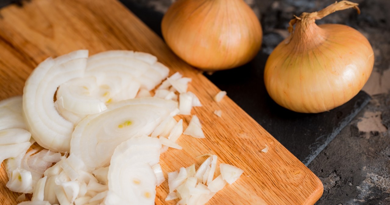 Poznaj sekret cebuli! Zaskakujące efekty naturalnej kuracji dla włosów /123RF/PICSEL