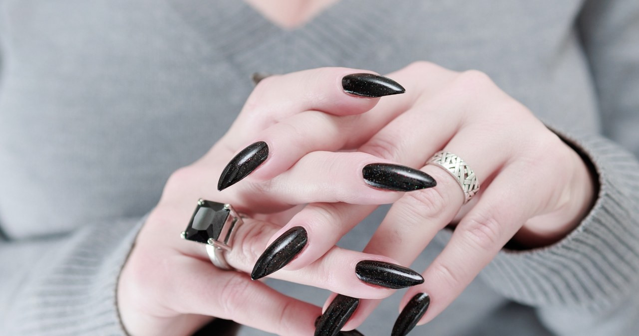 Poznaj sekrety czarnego manicure. Czy odważysz się wypróbować ten hit? /123RF/PICSEL
