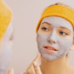 Poznaj sekrety domowych maseczek przeciwzmarszczkowych i ciesz się gładką, promienną skórą