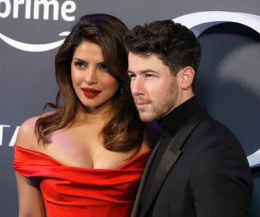 Poznali się w internecie, wzięli dwa śluby. Ich historia to gotowy scenariusz na film