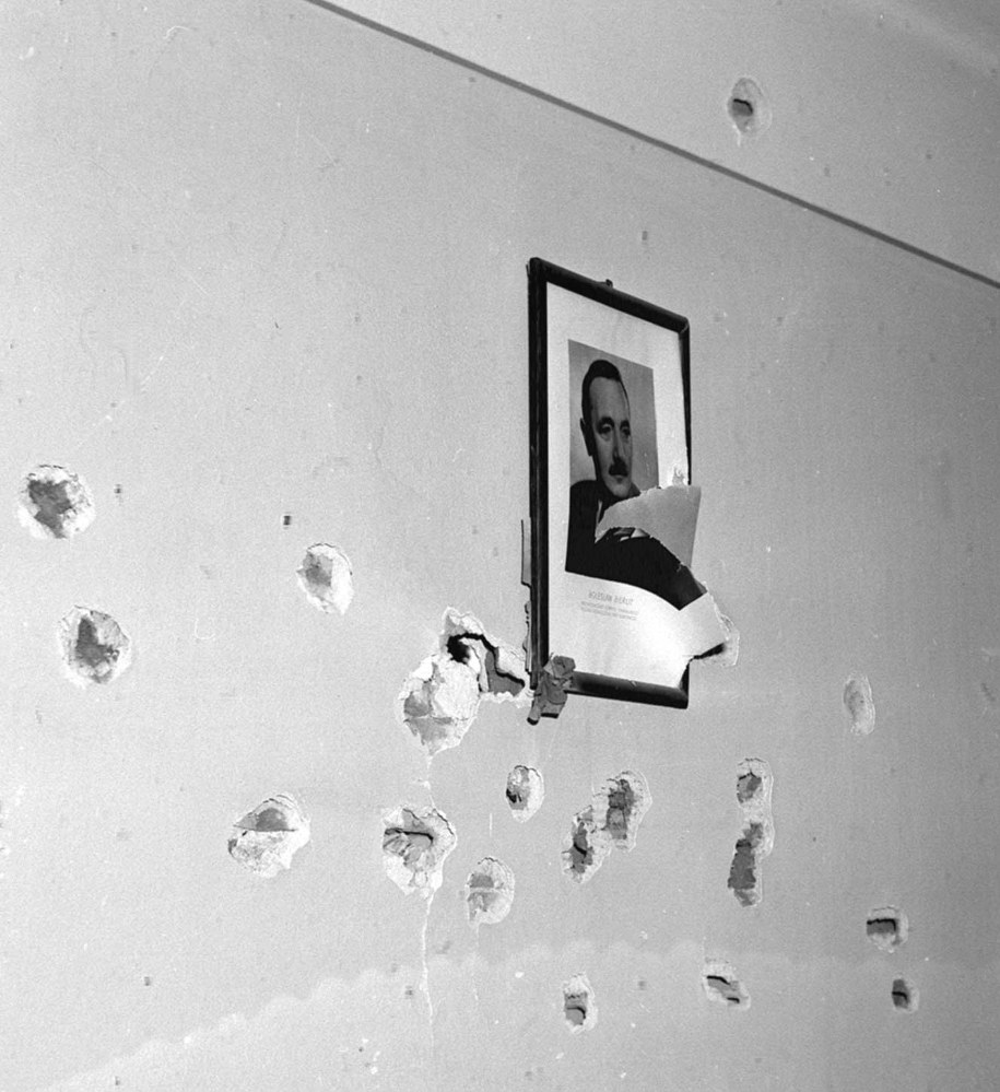 Poznań 06.1956. Ostrzelany portret I sekretarza KC PZPR Bolesława Bieruta w jednym z gabinetów w gmachu Urzędu ds. Bezpieczeństwa Państwa w Poznaniu /Wojciech Kondracki /PAP