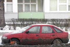 Poznań: Auto stoi na przystanku autobusowym od dwóch tygodni