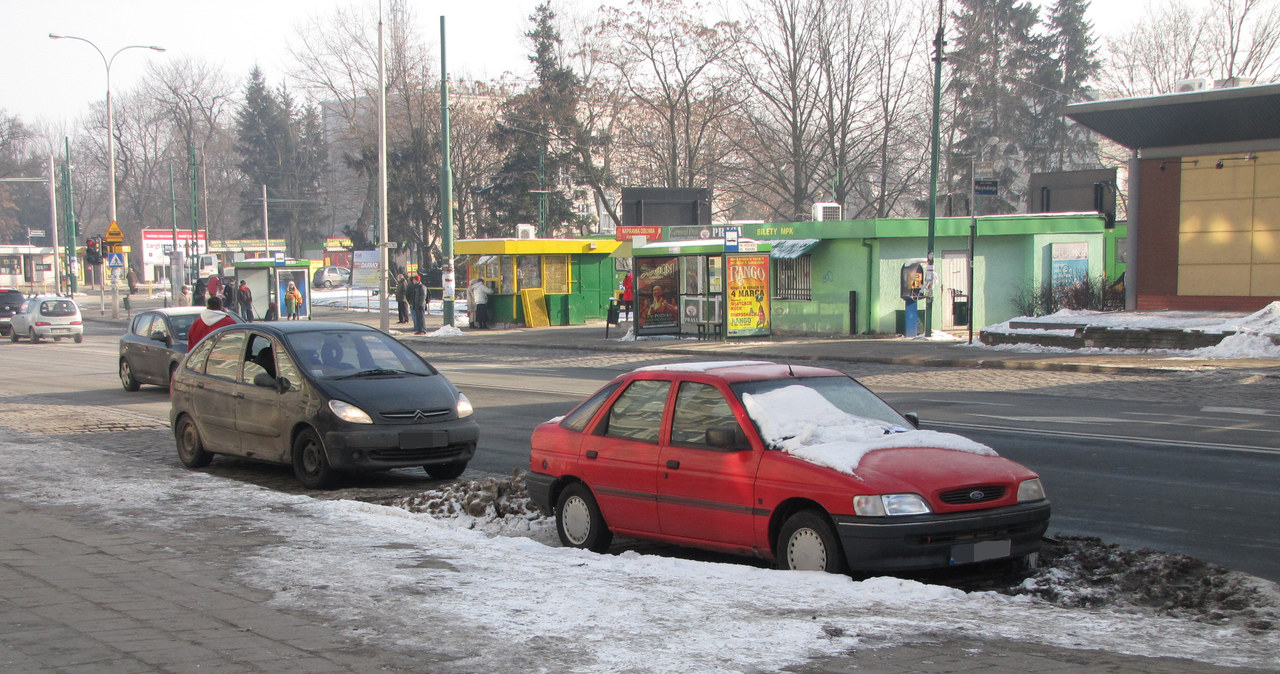 Poznań: Auto stoi na przystanku autobusowym od dwóch tygodni