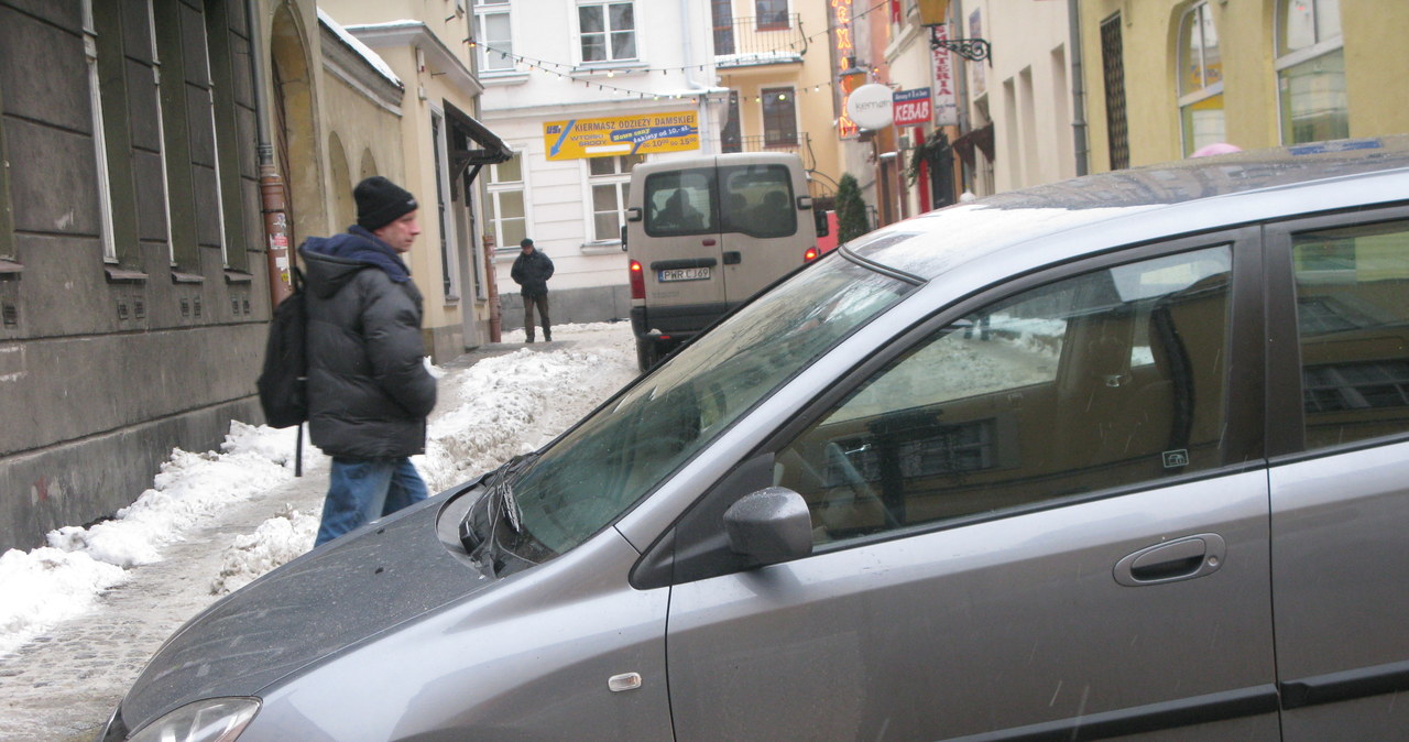 Poznań: jezdnia zapadła się pod samochodem