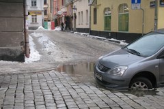 Poznań: jezdnia zapadła się pod samochodem