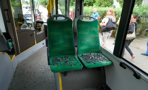 Poznań: Miejski autobus ostrzelany prawdopodobnie z broni pneumatycznej