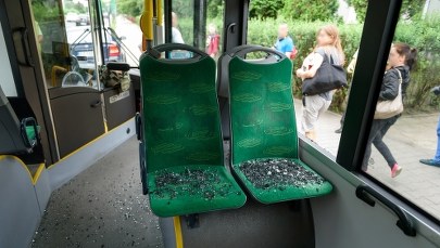 Poznań: Miejski autobus ostrzelany prawdopodobnie z broni pneumatycznej