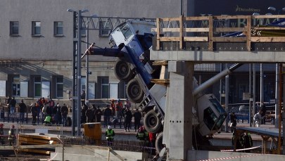 Poznań: Na budowie dworca przewrócił się dźwig
