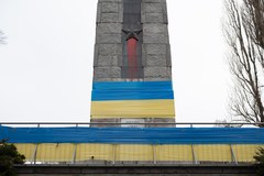 Poznań: Obelisk na Cytadeli owinięty folią w barwach Ukrainy