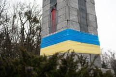 Poznań: Obelisk na Cytadeli owinięty folią w barwach Ukrainy