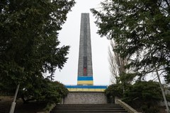 Poznań: Obelisk na Cytadeli owinięty folią w barwach Ukrainy