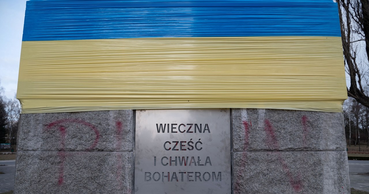 Poznań: Obelisk na Cytadeli owinięty folią w barwach Ukrainy