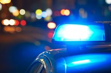 Poznań: Policjanci postrzelili mężczyznę, który zaatakował ich młotem i nożem