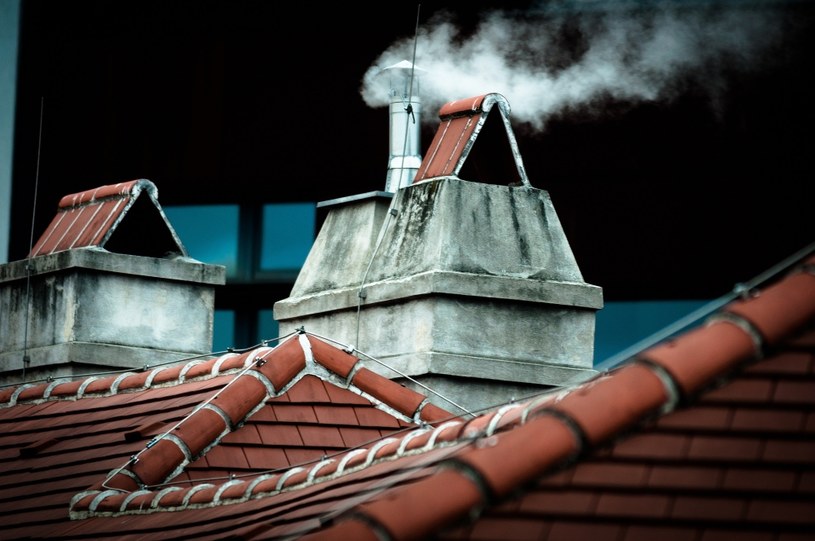 Poznań zakazuje palenia w piecach i kominkach z powodu przekroczenia norm zanieczyszczeń powietrza /123RF/PICSEL