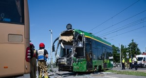 Poznań: Zderzenie tramwaju z autobusem, są ranni