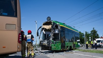 Poznań: Zderzenie tramwaju z autobusem, są ranni