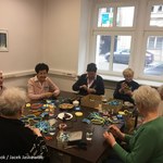 Poznańscy seniorzy przygotowują paczki dla ukraińskich dzieci