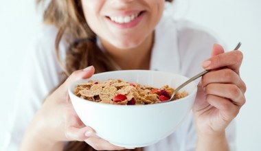 Późne śniadanie? Naukowcy biją na alarm. Jedna godzina może zrobić różnicę 