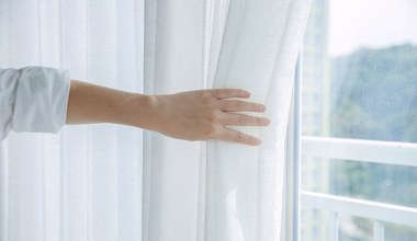 Pożółkłe firanki wypierz po zimie w tym. Będą biły bielą po oczach 