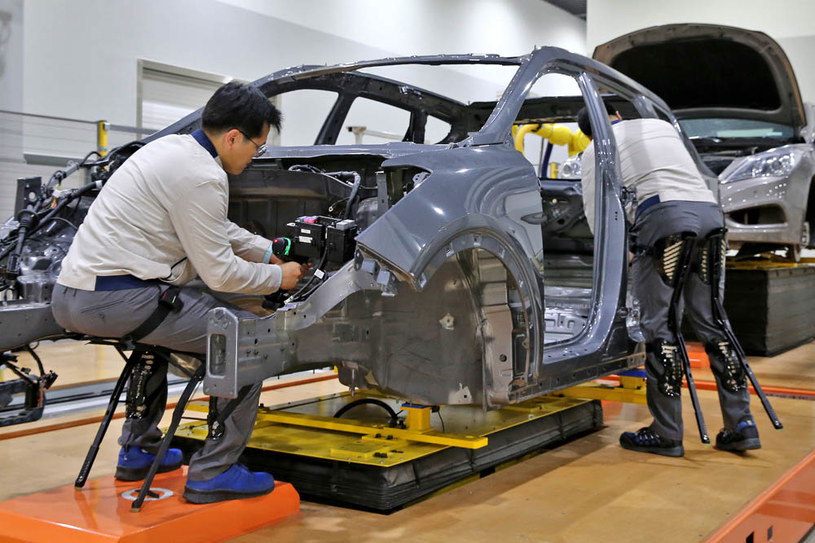 Pozornie proste egzoszkielety mogą w znaczący sposób ułatwiać pracę choćby w fabrykach samochodów /.