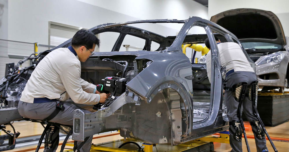 Pozornie proste egzoszkielety mogą w znaczący sposób ułatwiać pracę choćby w fabrykach samochodów /.