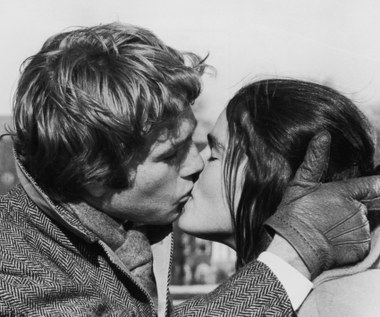 Pozostając przy kwestii Harvardu, to właśnie realizacja "Love Story" sprawiła, że władze uniwersytetu mocno ukróciły kręcenie na jego terenie filmów komercyjnych. Prace miały zakłócać życie studentom i doprowadzić do zniszczenia mienia (sztuczny śnieg uszkodził kilka drzew). Ekipa "Love Story" została wyrzucona z campusu już po tygodniu. Większość kolejnych filmów rozgrywających się na Harvardzie kręcono w innych pobliskich szkołach.

(PAP Life)