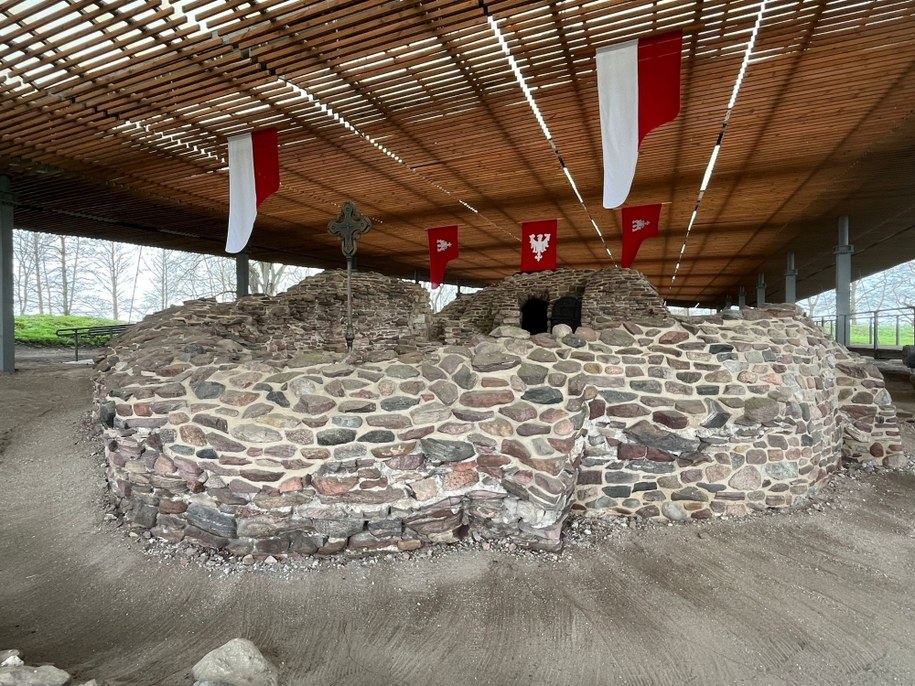 Pozostałości grodu na Ostrowie Lednickim /Muzeum Pierwszych Piastów na Lednicy /